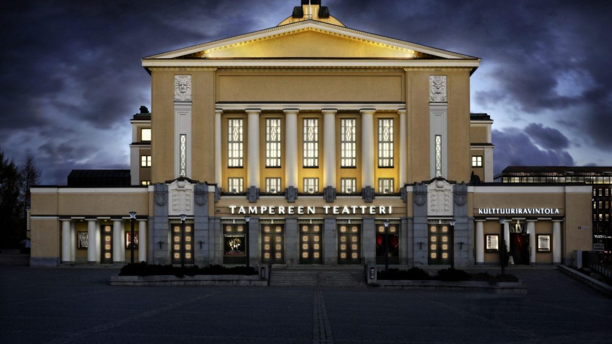 Kuva Tampereen Teatterin julkisivusta hämärällä