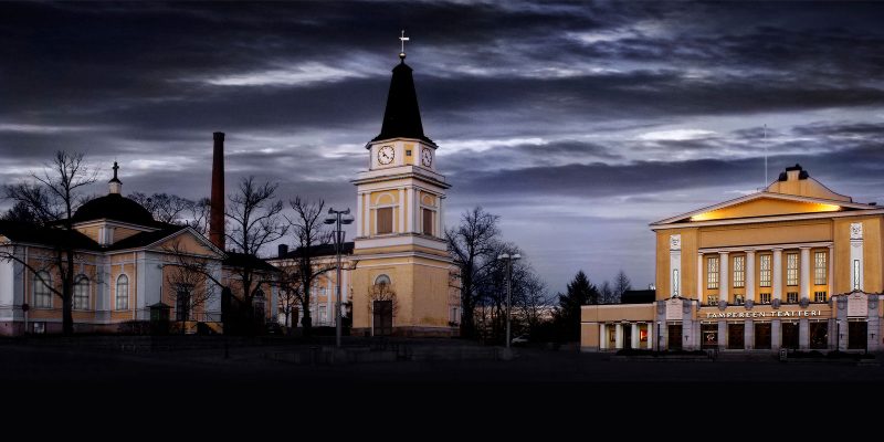 Hämärällä otettu panorama kuva Tampereen teatterista