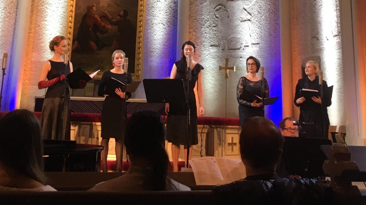 Artikkelikuva: Viisi naista esiintymässä Joulukonsertissa 2019