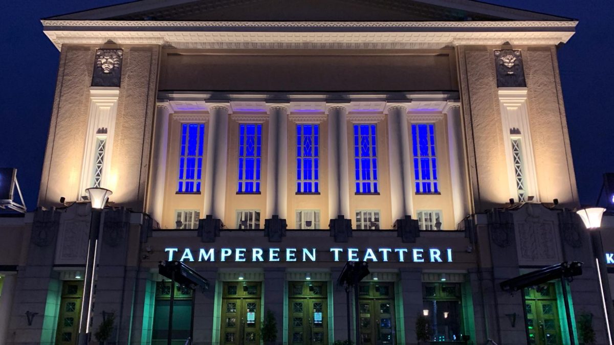 Sininen valo loistaa Tampereen Teatterissa koronapandemian keskellä työskenteleville hoitohenkilökunnalle
