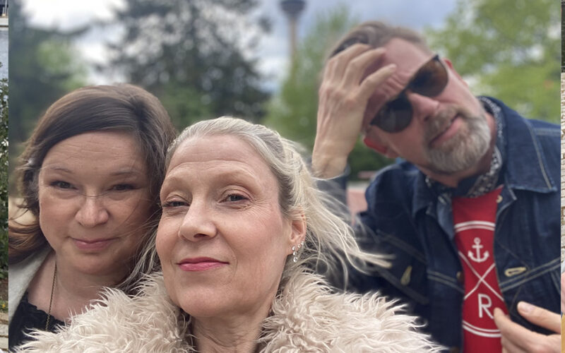 Vakavasti sairaat -esityksen näyttelijät selfiekuvassa.